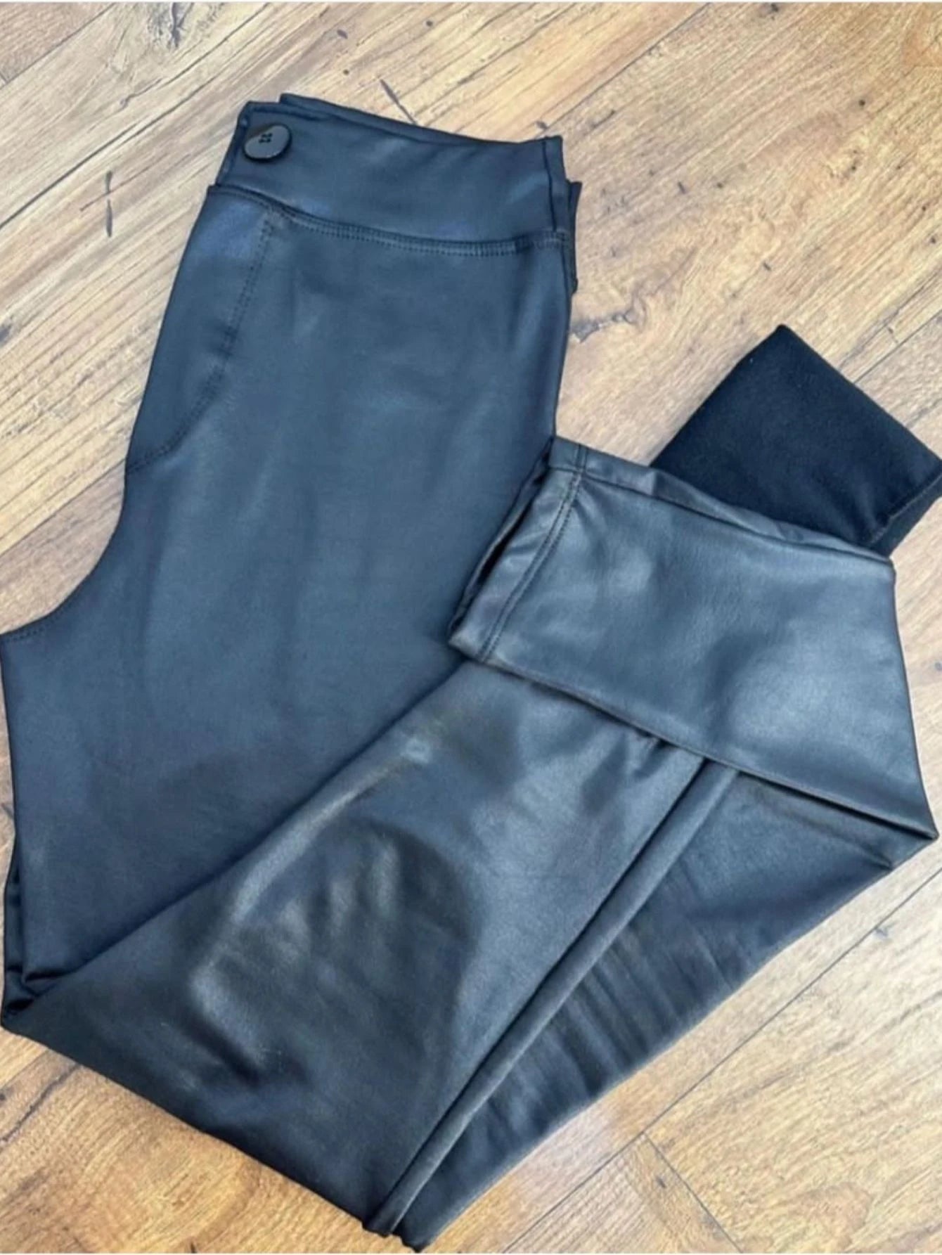 Calça Eclipse Noir – Brilho urbano com ajuste impecável
